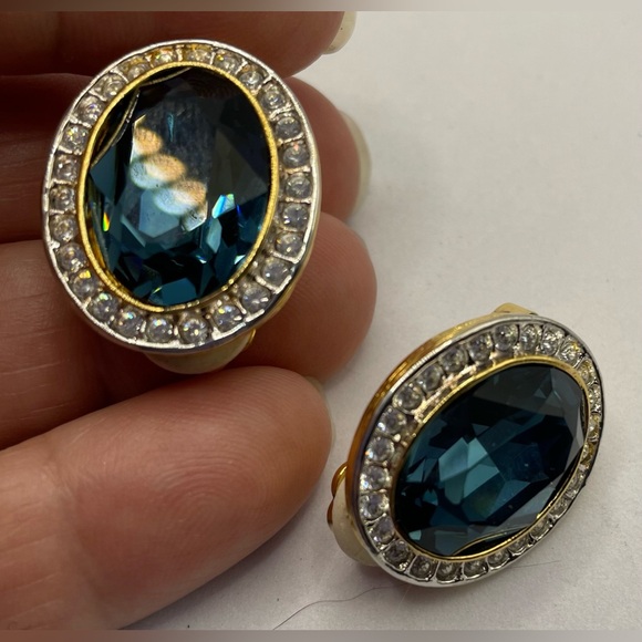 Source Unknown Jewelry - Gorgeous Gold Tone Clip On Earrings with Large Sapphire Blue Faceted Crystal